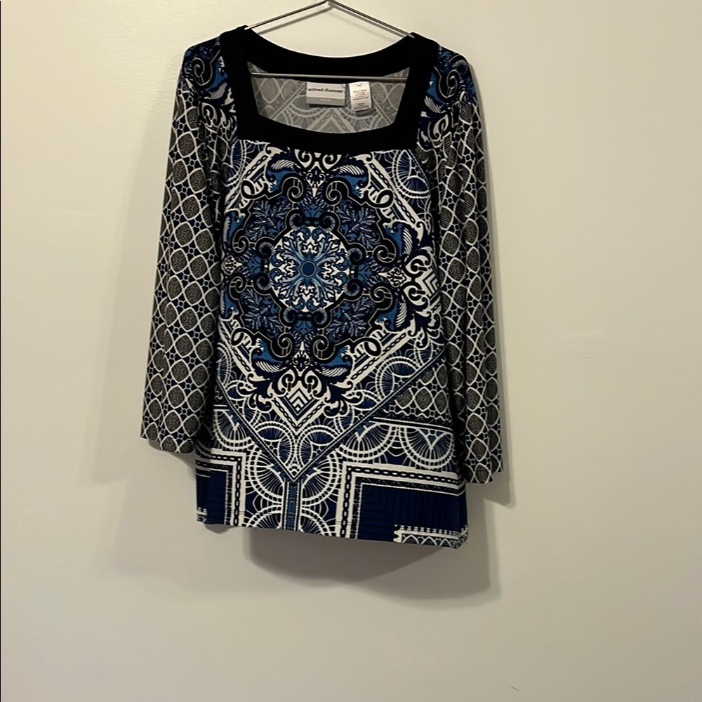 Blue and White Graphic‎ 3/4 Sleeve Blouse